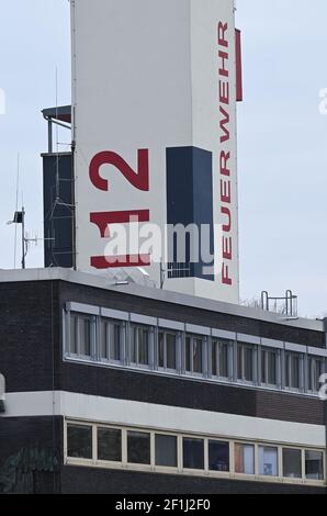 08. März 2021, Hessen, Offenbach/Main: Der Turm der Feuerwache Offenbach ist mit den Worten 'Feuerwehr' und der Notrufnummer '112' beschriftet. Ein Feuerwehrmann streitet mit der Stadt Offenbach darüber, ob Bereitschaftszeiten als Arbeitszeit gezählt werden sollen - also jene Zeiten, in denen er innerhalb kurzer Zeit bereit sein muss, am Bahnhof zu sein. Die deutsche Rechtssache ist vor dem Europäischen Gerichtshof (EuGH) mit einem ähnlichen Rechtsstreit aus Slowenien. (To dpa 'EuGH-Urteil - zählt Bereitschaftszeit als Arbeitszeit?') Foto: Arne Dedert/dpa Stockfoto