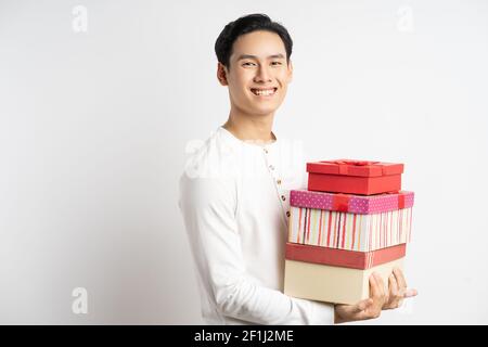Asiatischer Geschäftsmann hielt drei Geschenkschachteln in seiner Hand Stockfoto