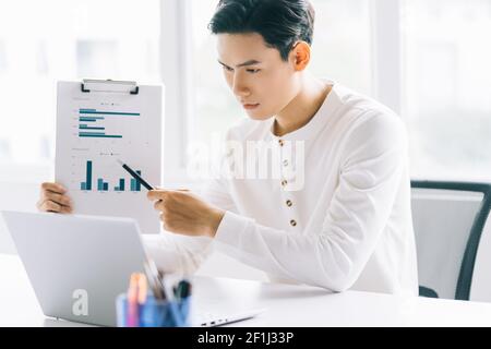 Asiatischer Geschäftsmann nehmen an Online-Treffen mit seinem Team Teil Per Videoanruf Stockfoto