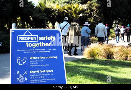 (210309) -- SAN FRANCISCO, 9. März 2021 (Xinhua) -- IM Botanischen Garten von San Francisco in San Francisco, Kalifornien, USA, am 8. März 2021 wird EINE Tafel zur Erinnerung an Maßnahmen zur epidemischen Prävention gesehen. Ab März 2 hat San Francisco die Kriterien erfüllt, die auf den COVID-19-Fällen, Krankenhausaufenthalten und anderen Gesundheitskennzahlen basieren, um von der purpurnen zur weniger restriktiven roten Stufe im staatlichen Blueprint für eine sicherere Wirtschaft zu gelangen. Diese Aktion ermöglicht es San Francisco, einige Indoor-Aktivitäten wie Restaurants, Museen, Kinos und Fitness auf einer Limousine wieder zu öffnen und zu erweitern Stockfoto