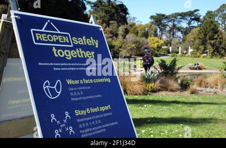 (210309) -- SAN FRANCISCO, 9. März 2021 (Xinhua) -- IM Botanischen Garten von San Francisco in San Francisco, Kalifornien, USA, am 8. März 2021 wird EINE Tafel zur Erinnerung an Maßnahmen zur epidemischen Prävention gesehen. Ab März 2 hat San Francisco die Kriterien erfüllt, die auf den COVID-19-Fällen, Krankenhausaufenthalten und anderen Gesundheitskennzahlen basieren, um von der purpurnen zur weniger restriktiven roten Stufe im staatlichen Blueprint für eine sicherere Wirtschaft zu gelangen. Diese Aktion ermöglicht es San Francisco, einige Indoor-Aktivitäten wie Restaurants, Museen, Kinos und Fitness auf einer Limousine wieder zu öffnen und zu erweitern Stockfoto