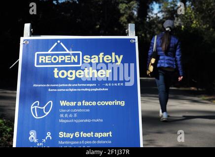 (210309) -- SAN FRANCISCO, 9. März 2021 (Xinhua) -- IM Botanischen Garten von San Francisco in San Francisco, Kalifornien, USA, am 8. März 2021 wird EINE Tafel zur Erinnerung an Maßnahmen zur epidemischen Prävention gesehen. Ab März 2 hat San Francisco die Kriterien erfüllt, die auf den COVID-19-Fällen, Krankenhausaufenthalten und anderen Gesundheitskennzahlen basieren, um von der purpurnen zur weniger restriktiven roten Stufe im staatlichen Blueprint für eine sicherere Wirtschaft zu gelangen. Diese Aktion ermöglicht es San Francisco, einige Indoor-Aktivitäten wie Restaurants, Museen, Kinos und Fitness auf einer Limousine wieder zu öffnen und zu erweitern Stockfoto