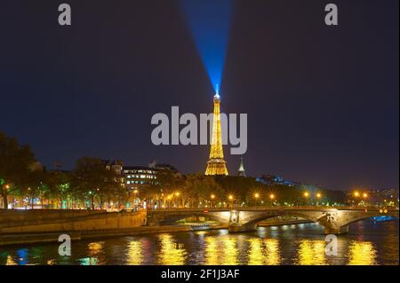 Eiffelturm Siene Paris Nacht Stockfoto