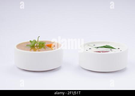 Coconut White Chutney und Sambar, angeordnet in einem weißen Tisch Waren, die auf weißem texturierten Hintergrund platziert ist. Stockfoto