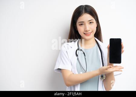 Portrait asiatische weibliche Arzt hält Telefon in der Hand Stockfoto
