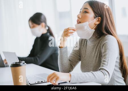 Die Frau musste die Maske entfernen, um danach zu atmen Lange Zeit tragen zu müssen Stockfoto