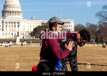 Washington, DC, USA, 8. März 2021. Im Bild: Selbstverteidigungs-Nstruktoren demonstrieren, wie man einem Angreifer entkommen kann, während eine Klinik bei den Frauen ihre Power-Rallye auf der National Mall betritt. Spaces in Action und One Fair Wage sponserten die Kundgebung und forderten eine erschwingliche Gesundheit und Kinderbetreuung sowie einen Mindestlohn von $15 pro Stunde, Themen, die Frauen unverhältnismäßig betreffen. Kredit: Allison C Bailey/Alamy Live Nachrichten Stockfoto