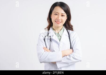 Porträt einer asiatischen Ärztin, die Hände hält und lächelt Stockfoto