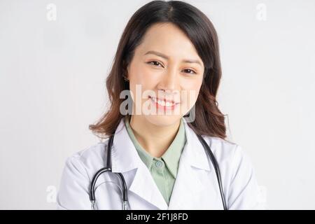 Portrait der asiatischen Ärztin lächelnd Stockfoto