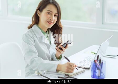 Asiatische Frau Arzt arbeiten mit Computer im Büro Stockfoto