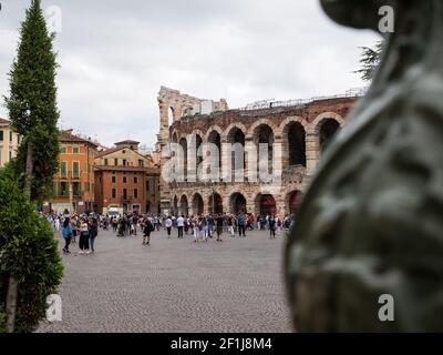 Blick auf die Mauern der Arena von Verona hinter einem Lampenschirm aus Licht, römisches Amphitheater, heute Theater für Opernaufführungen Stockfoto