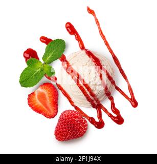 Vanilleeis mit Erdbeersoße auflöffeln Stockfoto