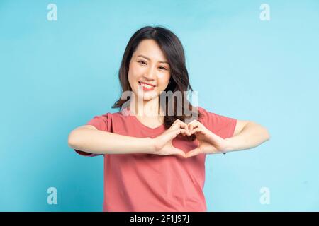 Schöne asiatische Frau Gestaltung Herz mit ihrer Hand Stockfoto