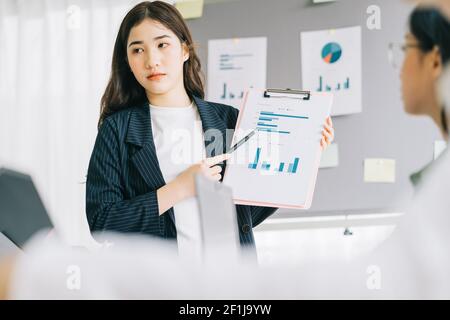Der Asien-Teamleiter gibt allen eine Präsentation Im Konferenzraum über die Pläne für das nächste Jahr Stockfoto