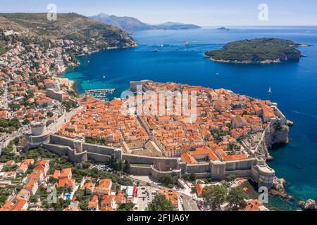 Luftdrohnenaufnahme von Otok Lokrum in der Nähe der Adria Dubrovnik Altstadt in Kroatien Sommermittags Stockfoto