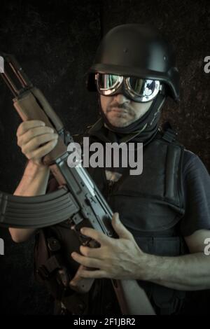 Dieb, bewaffneter Mann mit Schrotflinte und kugelsicheren Weste Stockfoto