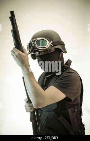 Dieb, bewaffneter Mann mit Schrotflinte und kugelsicheren Weste Stockfoto