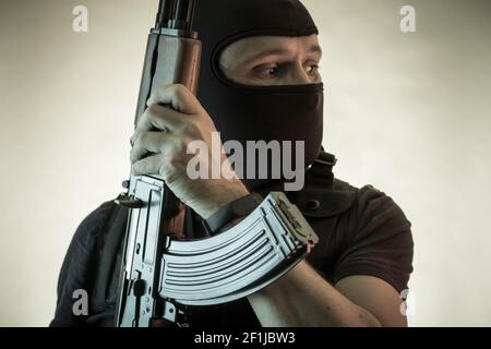 Dieb, bewaffneter Mann mit Schrotflinte und kugelsicheren Weste Stockfoto