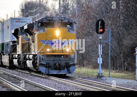 Genf, Illinois, USA. Ein intermodaler Güterzug der Union Pacific Railroad nach Chicago. Stockfoto