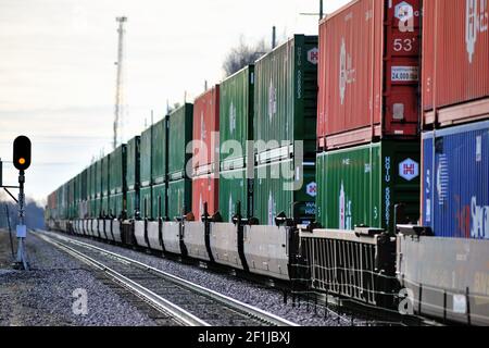 Genf, Illinois, USA. Ein intermodaler Güterzug der Union Pacific Railroad nach Chicago. Stockfoto