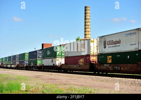 Auf dem Weg nach Chicago brüllt ein intermodaler Güterzug der Union Pacific nach Osten durch DeKalb, Illinois. Stockfoto