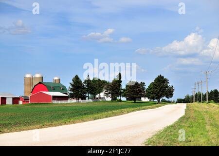 Maple Park, USA. Eine große landwirtschaftliche Verbreitung sitzt entlang einer unbefestigten Straße in der Mitte des Bauernlandes im Nordosten von Illinois. Stockfoto