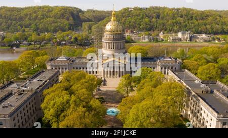 Gerüste umgeben den Capital Dome, der Arbeiter in Charleston West unterstützt Virginia Stockfoto