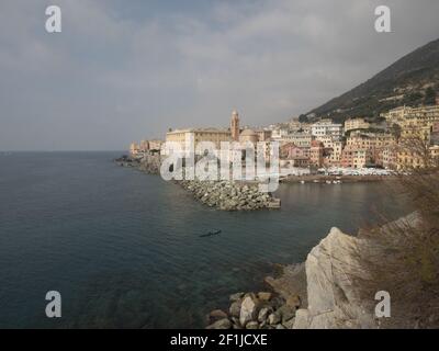 Blick auf das ruhige ligurische Meer, Genua Nervi Bereich, einer der schönsten Orte in Ligurien Stockfoto