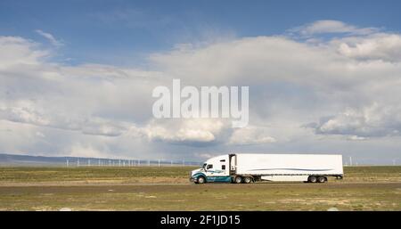 Dramatic Sky High Road Big Rig OTR Transport Stockfoto