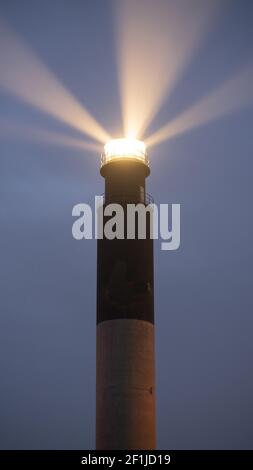 Oak Island Lighthouse strahlt in die Seafoam in Fort Caswell Stockfoto