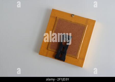 Nahaufnahme Fotorahmen umgedreht auf weißem grobem Holz Tabelle Stockfoto