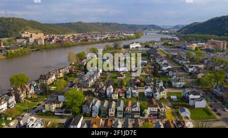 Der Ohio River schneidet durch Wheeling West Virginia Bridgeport Ohio Stockfoto