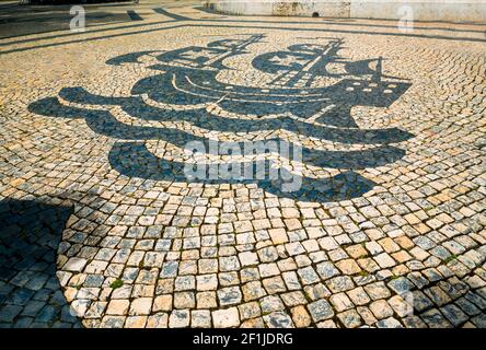 Blick auf den typischen Lissabonner Boden, typische Ornamente dieser Stadt Stockfoto