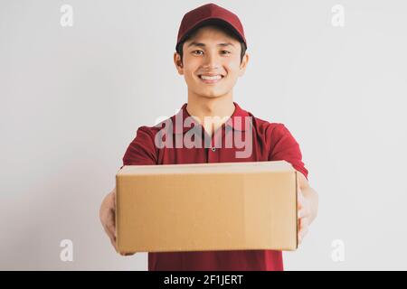 Porträt eines männlichen Lieferers mit einem Frachtschachtel, Hintergrund Stockfoto