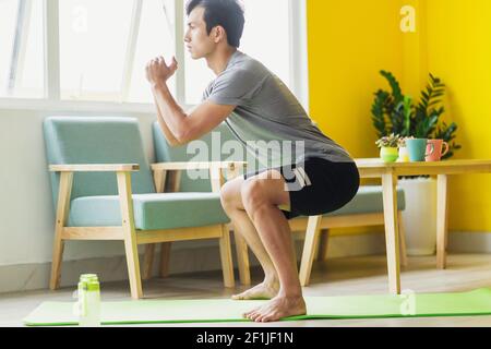 Asiatische Mann tun Übung zu Hause Stockfoto
