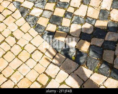 Blick auf den typischen Lissabonner Boden, typische Ornamente dieser Stadt Stockfoto