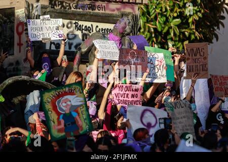 Queretaro, Mexiko. März 2021, 08th. Demonstranten halten Plakate während der Demonstration. Zum Internationalen Frauentag 2021 versammelten sich verschiedene feministische Kollektive und zivile Organisationen, diesen 8. März, den # 8M in der Stadt Queretaro, um gegen Geschlechtergewalt und Feminizide zu demonstrieren. Kredit: SOPA Images Limited/Alamy Live Nachrichten Stockfoto