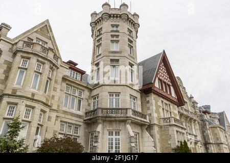 Palacio de la Magdalena in der Stadt Santander, nördlich von Spanien. Gebäude der eklektischen Architektur und englischen Einfluss neben Stockfoto