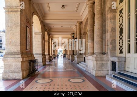 Havanna Kuba. 25. November 2020: Außenkorridor des Gran Teatro de la Habana Alicia Alonso. Berühmter Ort sehr von Touristen besucht Stockfoto