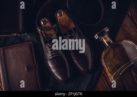 Modische klassische braune Lederschuhe für Herren auf Holzhintergrund Stockfoto