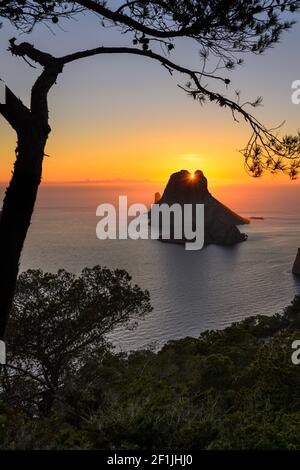 Panoramablick auf die Insel 'Es Vedra' auf Ibiza. Es Vedra ist eng mit der Magie der Insel verbunden und ist eine Ikone von Ibiza. Besucht von tho Stockfoto