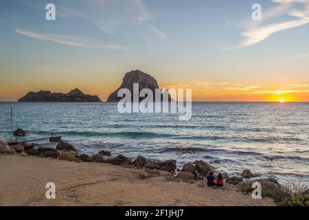 Ibiza, Spanien - 2. November 2013: Sonnenuntergang in Es Vedra. Einer der bekanntesten Orte auf der Insel Ibiza. Gelegen am Cala d'Hort Strand. Von diesem Stockfoto