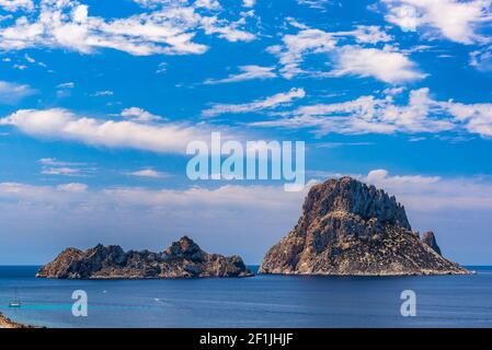 Ibiza, Spanien - 16. Juni 2014: Es Vedra. Einer der bekanntesten Orte auf der Insel Ibiza. Gelegen am Cala d'Hort Strand. Im Sommer ist es üblich Stockfoto