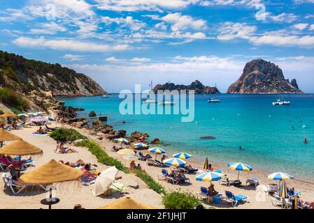 Ibiza, Spanien - 16. Juni 2014: Cala d'Hort und die berühmte Insel Es Vedra. Der Strand ist sehr voll, wenn man vor einem der Ikonen der Insel sein soll Stockfoto