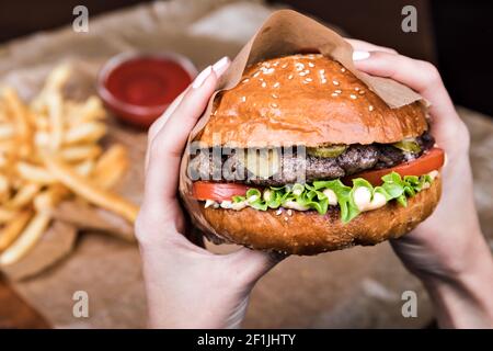 Burger auf einem Holzbrett Stockfoto