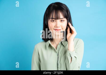 Schöne asiatische Frau Customer Care Worker trägt Kopfhörer Stockfoto