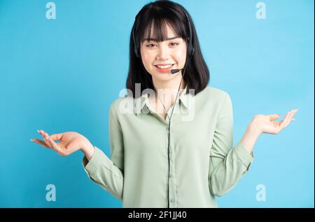 Schöne asiatische Frau Customer Care Worker trägt Kopfhörer Stockfoto