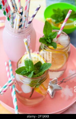 Hausgemachter Eistee mit Zitrone Stockfoto
