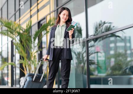 Junge Frau mit Pass und Flugticket am Flughafen Stockfoto