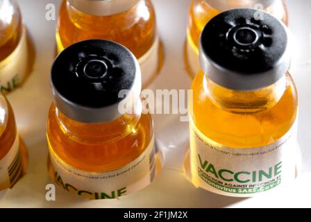 Coronavirus-Impffläschchen in Verpackung, Makro. Covid-Behandlung und Impfstoff, SARS-Cov-2 Stockfoto